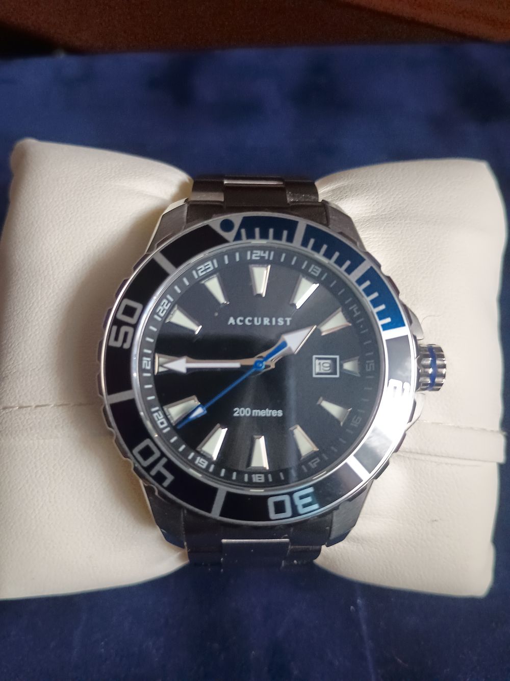 Buy Sell Trade Auction House | Auction 104 | main auction 400 plus lots all lots start &pound;1 no reserve collection or delivery Star wars jewellery miltary badges watches vintage books gold sovereigns silver antiques lots added daily