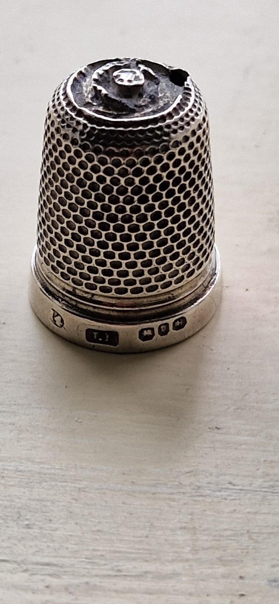 Lot 291: Sterling silver thimble