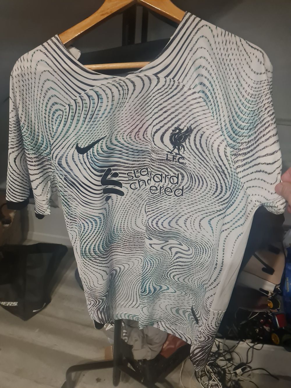 Lot 10u: Brand new Liverpool fc xl Jersey