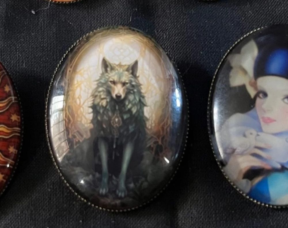 Lot 134: Wolf brooch