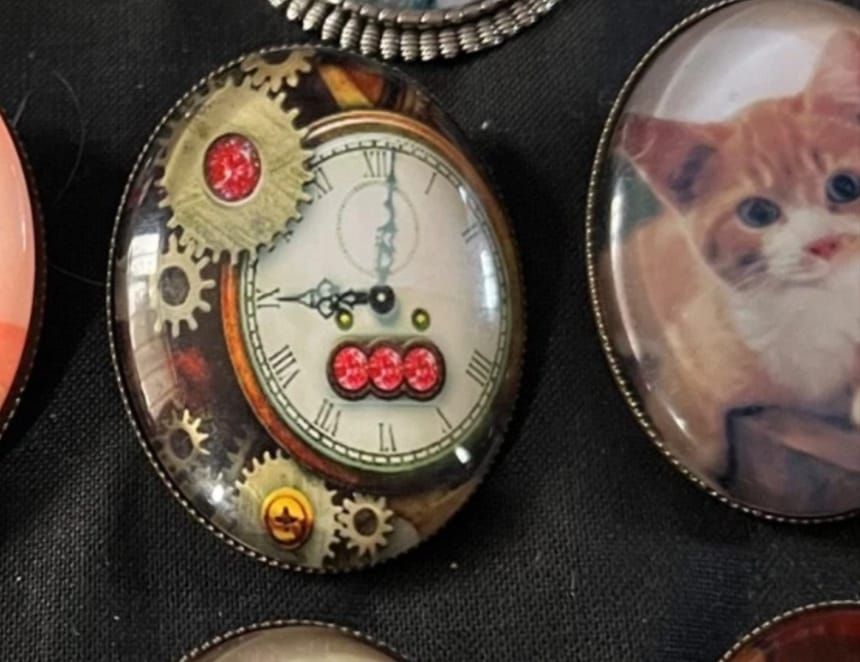 Lot 143: Cameo brooch