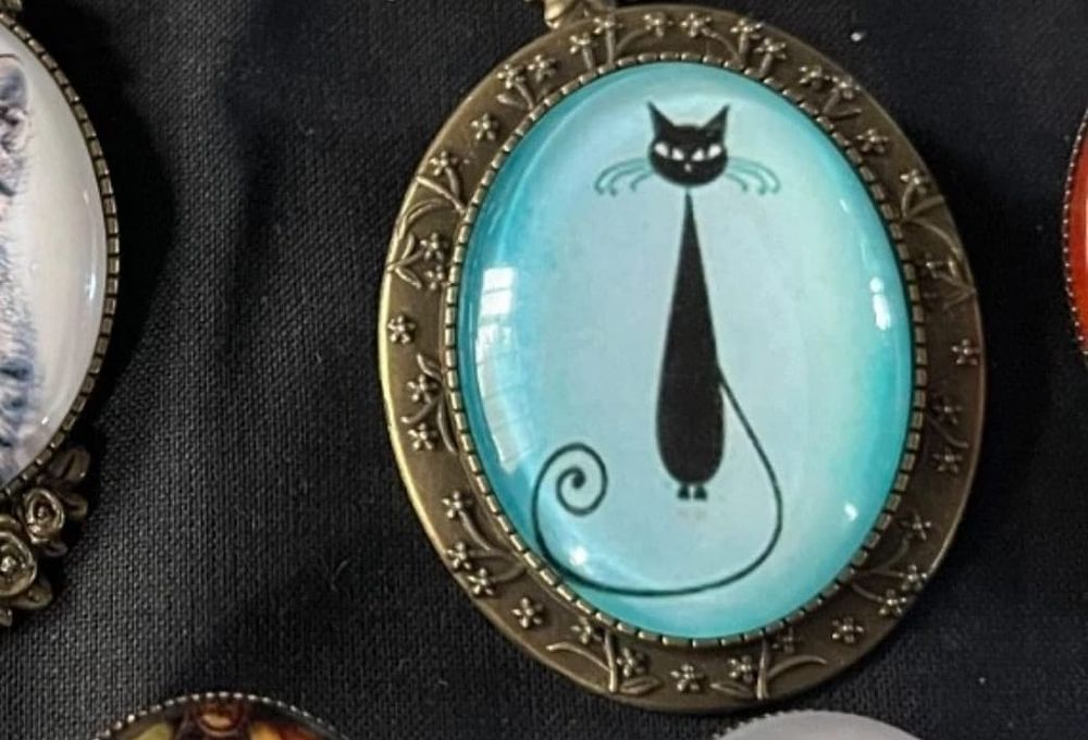 Lot 153: Cat brooch
