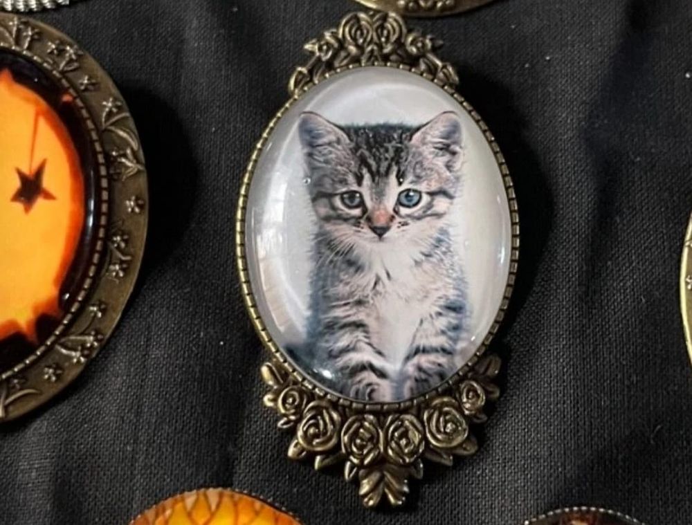 Lot 154: Cat brooch
