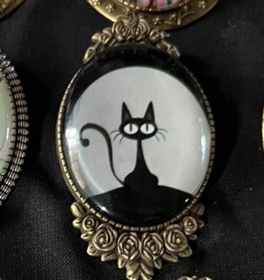 Lot 156: Cat brooch
