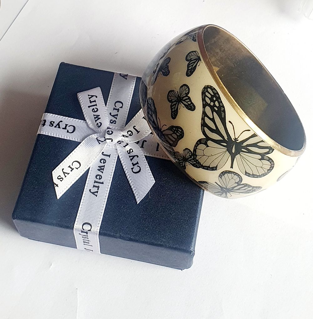 Lot 207: Ladies Vintage Solid Butterfly Detail Bangle