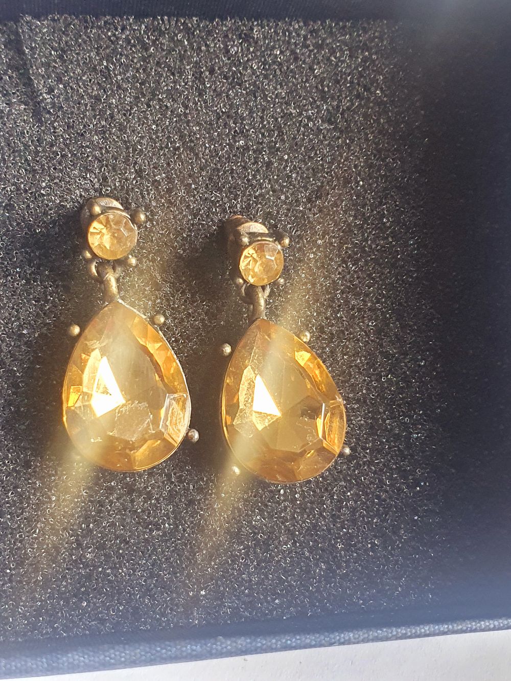 Lot 229: Ladies Amber Coloured Stone Drop Earrings