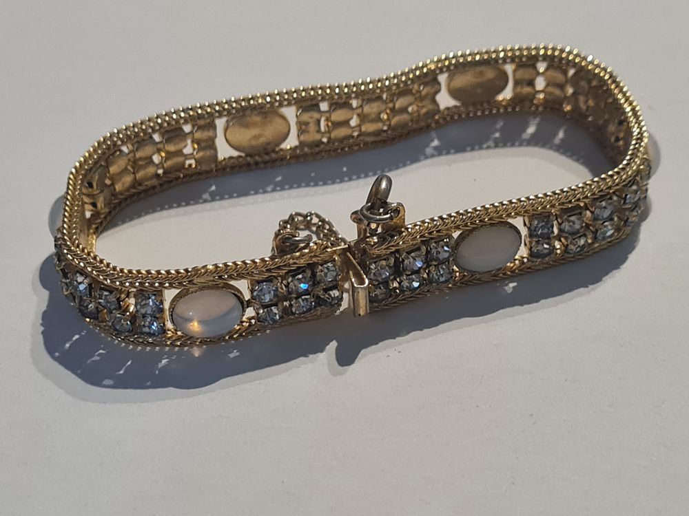 Lot 242: Vintage ladies bracelet