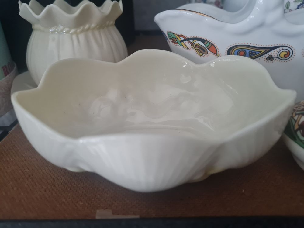 Lot 291: Vintage belleek bowl