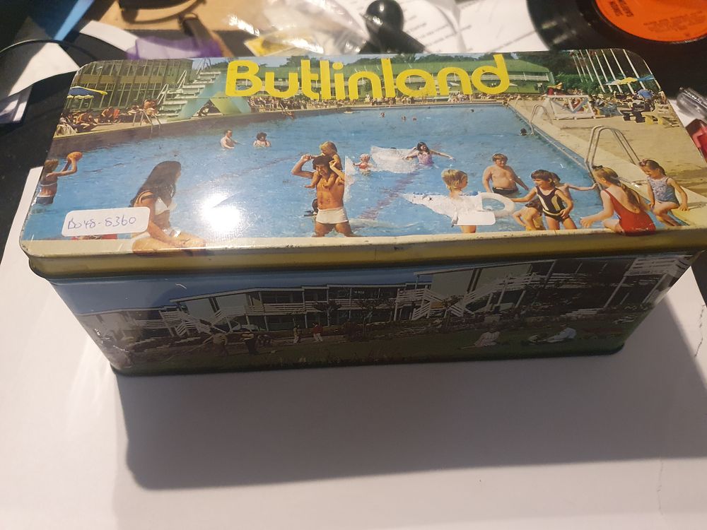 Lot 311: Collecters tin