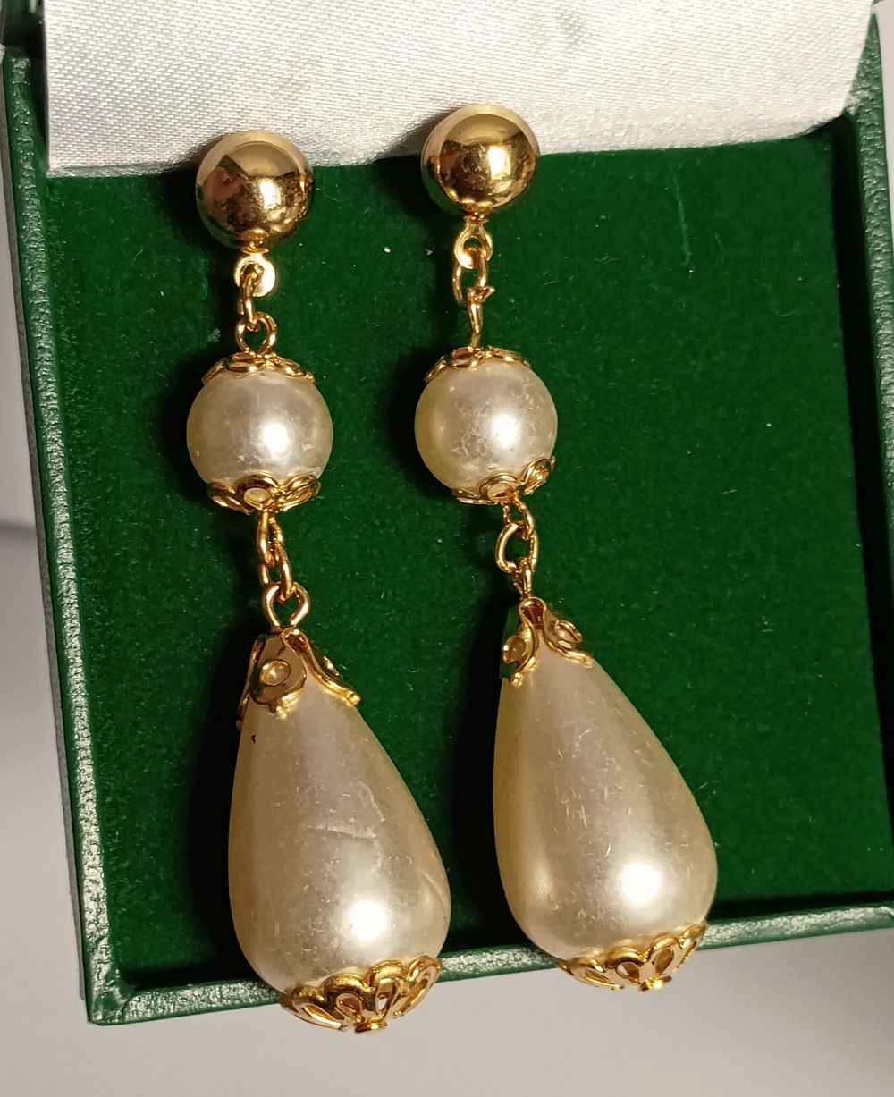 Lot 347: Pair of Pearl Style Drop Earrings