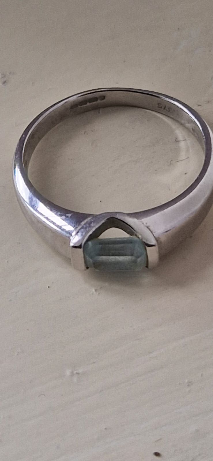 Lot 396: 9ct white gold, topaz. Size O1/2 2.3grms