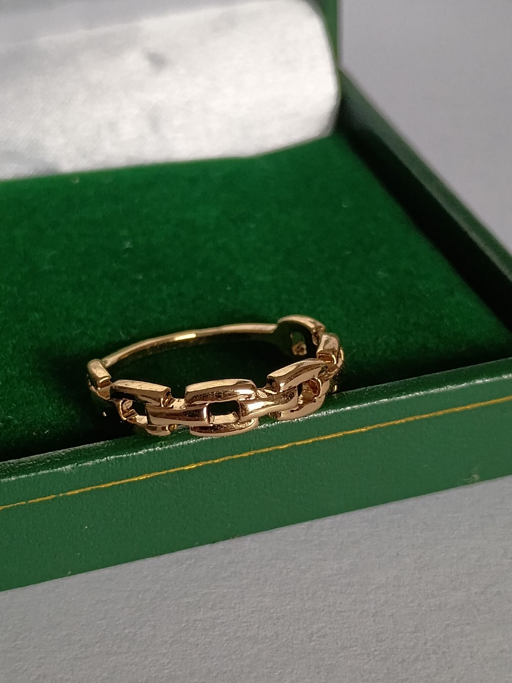 Lot 143: Solid Link Ring