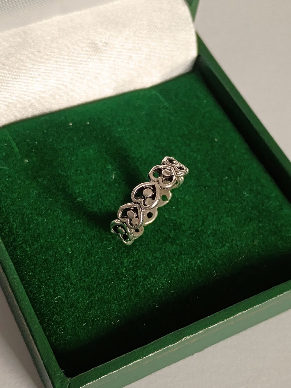 Lot 144: Hearts Band Ring