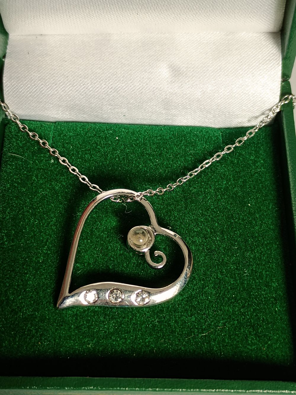 Lot 149: Beautiful Diamante Heart Pendant on Chain
