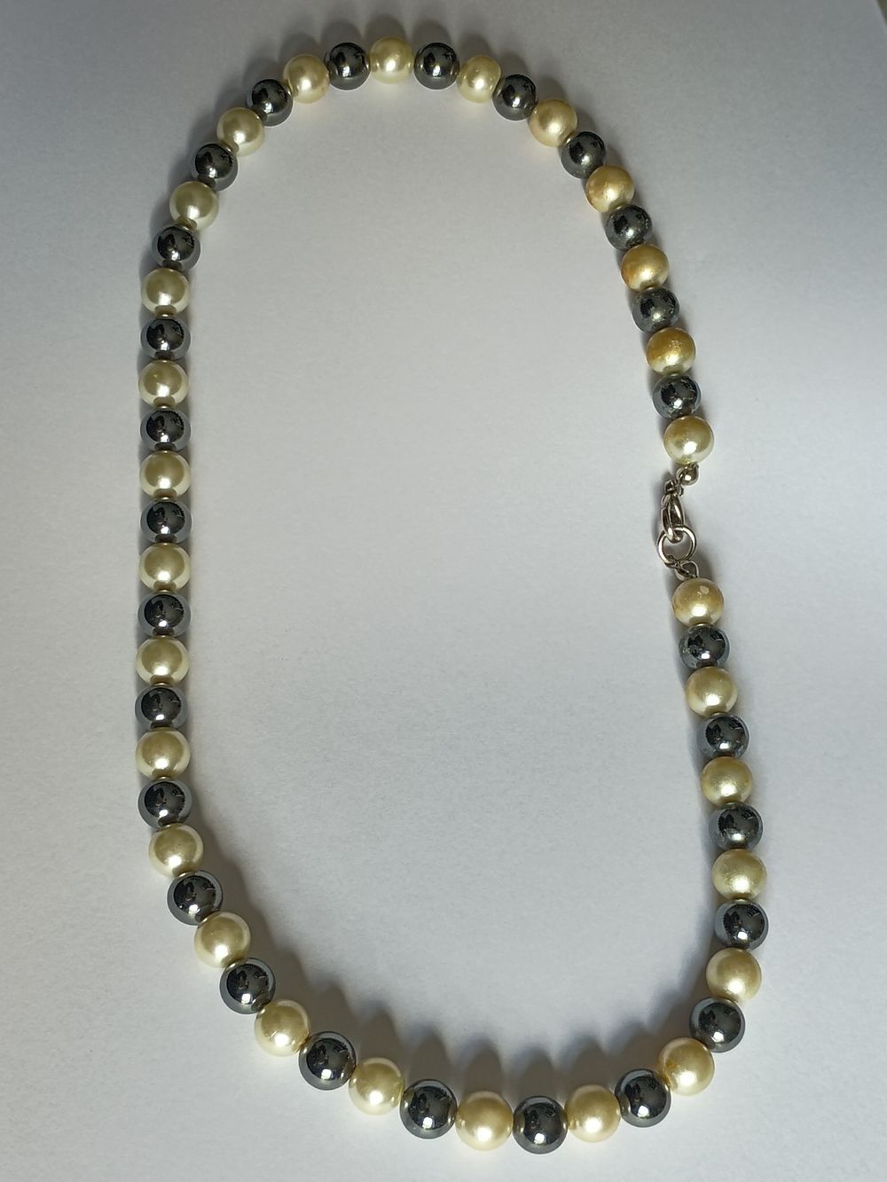 Lot 102: Ladies Beaded Necklace