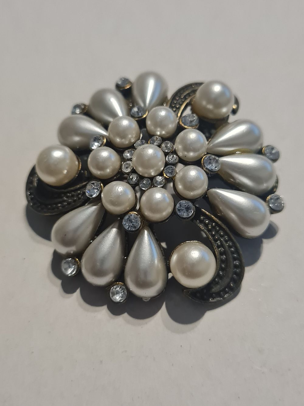 Lot 197: Vintage large diamanté broach