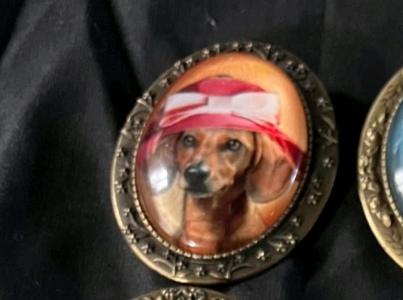 Lot 230: Dog brooch