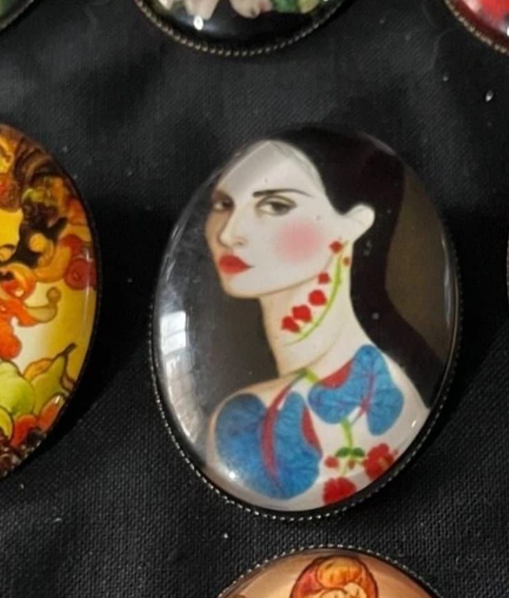Lot 233: Cameo brooch