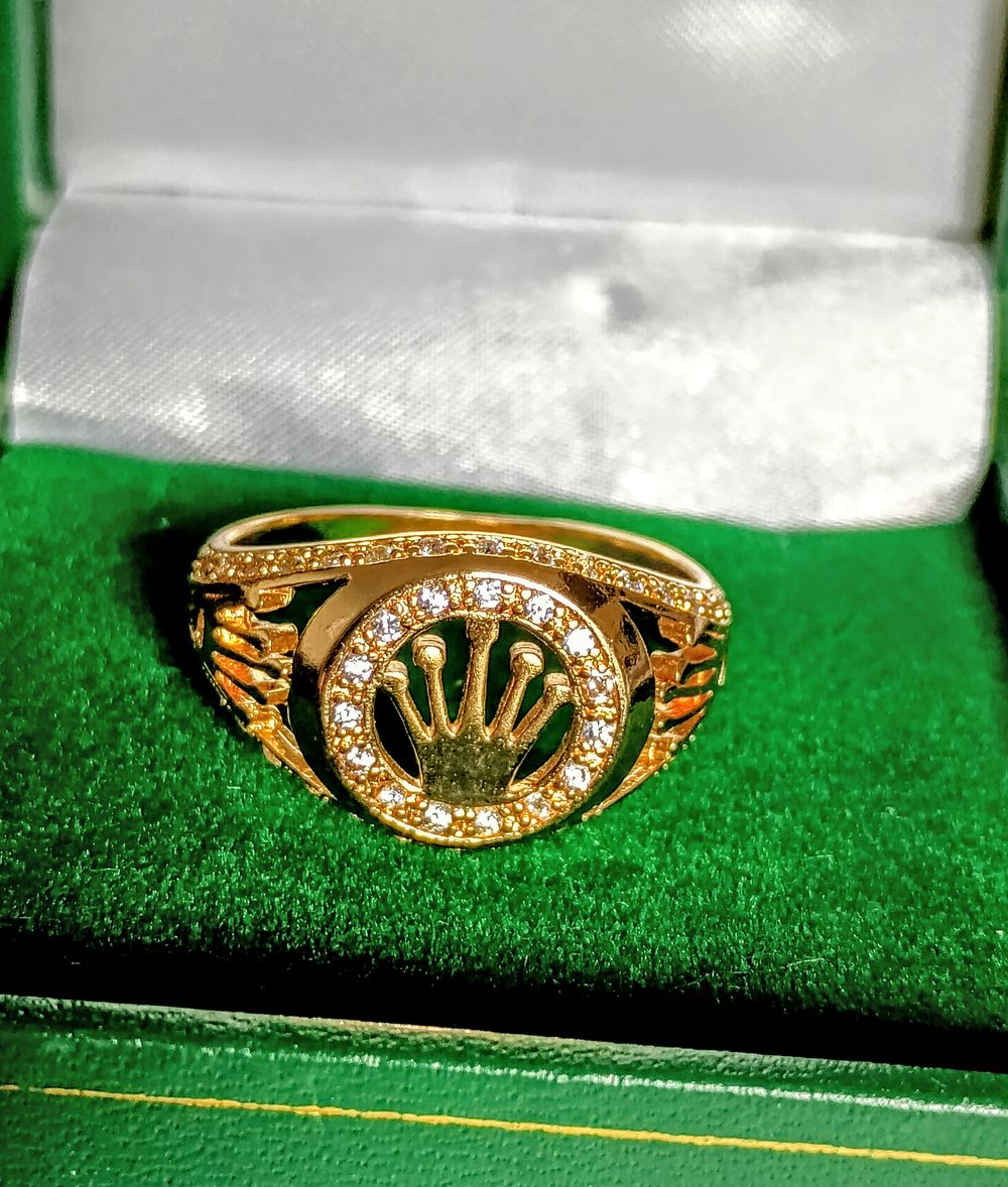 Lot 240: Gents Solid Detailed Ring