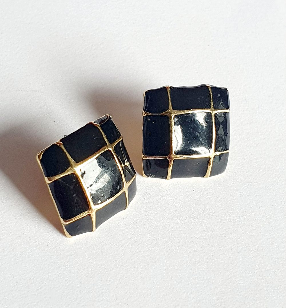 Lot 254: Pair of Vintage Square stud earrings