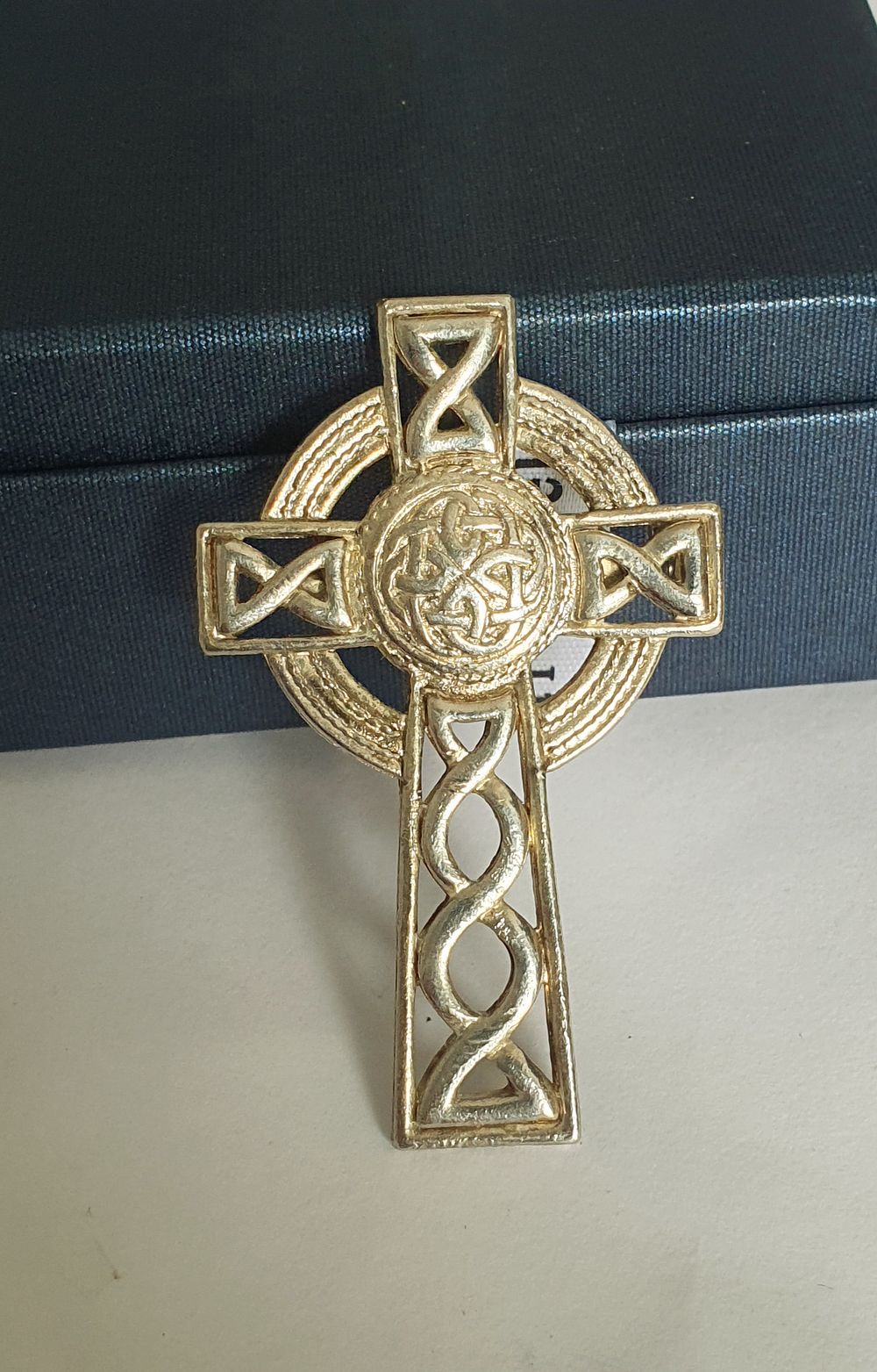 Lot 269: Beautiful Celtic Cross Brooch