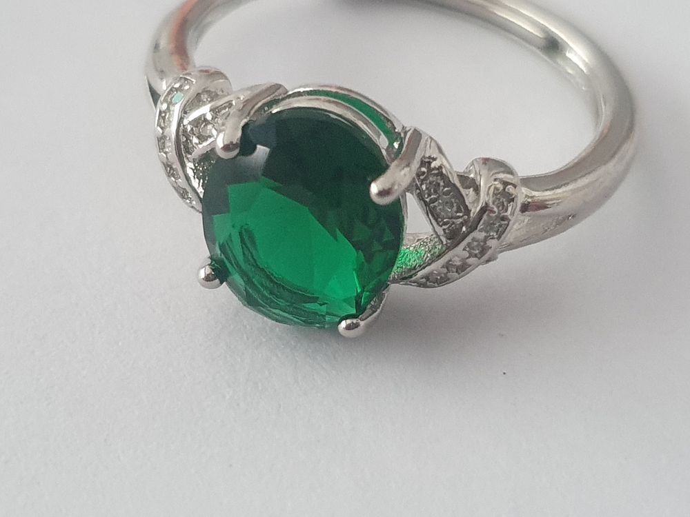 Lot 304: S925 green stone ring