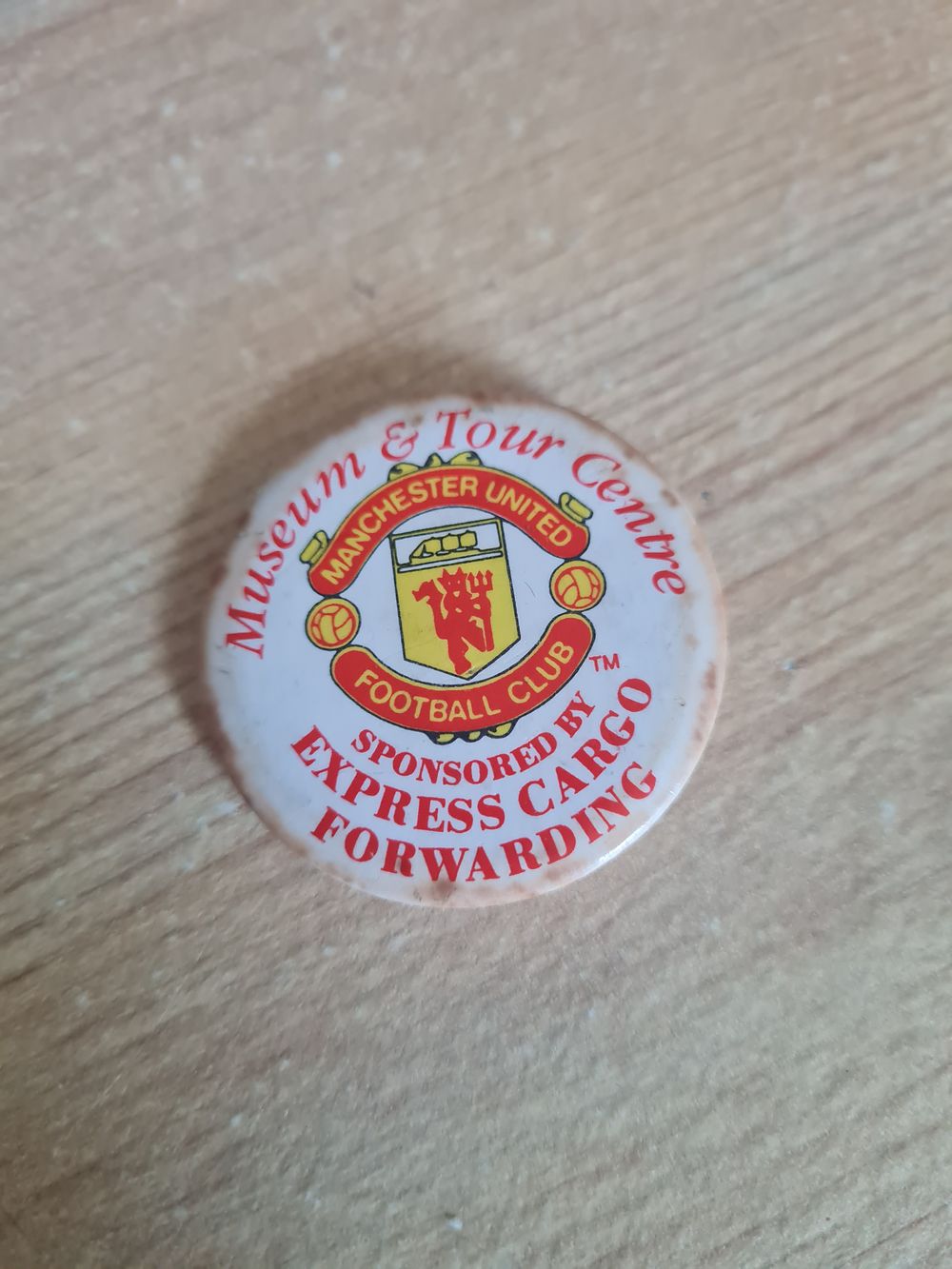 Lot 381: Manchester utd badge