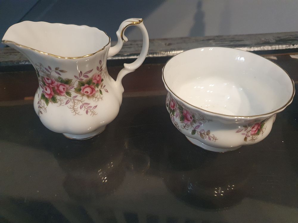 Lot 401: Royal Albert lavender rose set