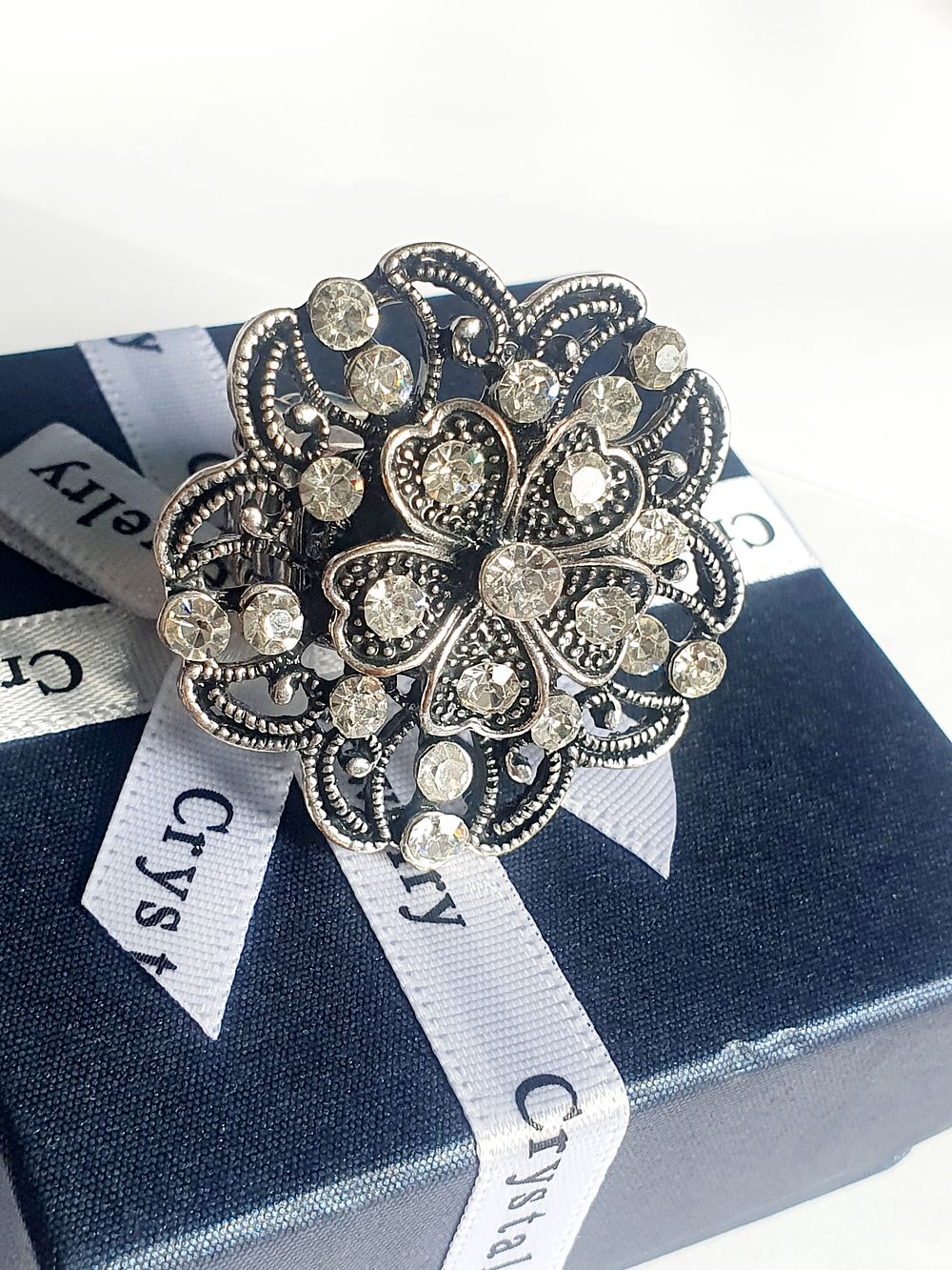 Lot 184: Ladies Large Diamante Stretch Ring