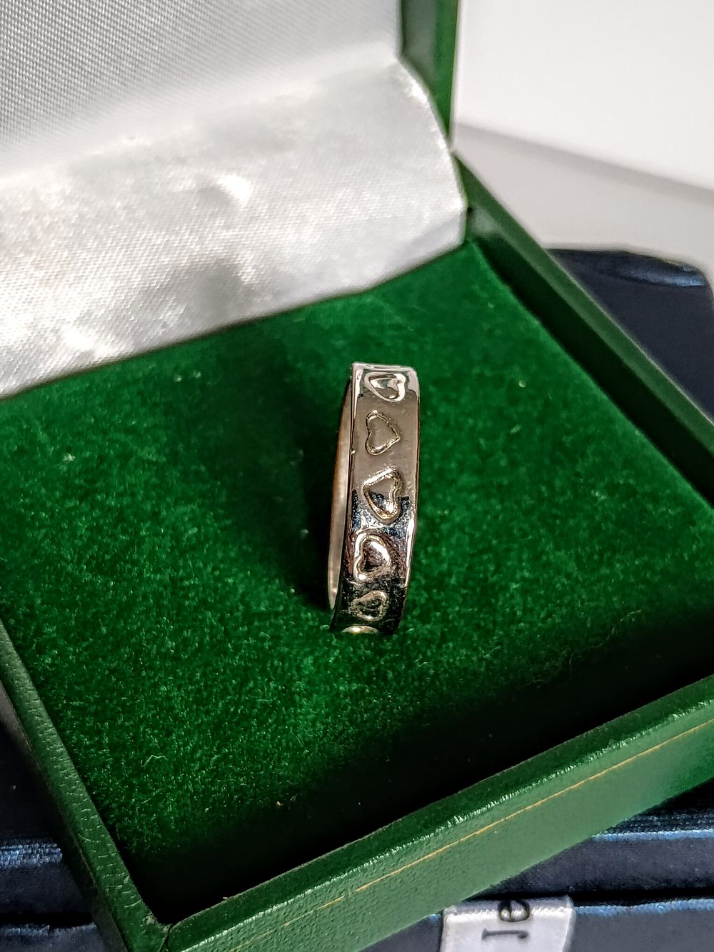 Lot 211: Hearts Band Ring