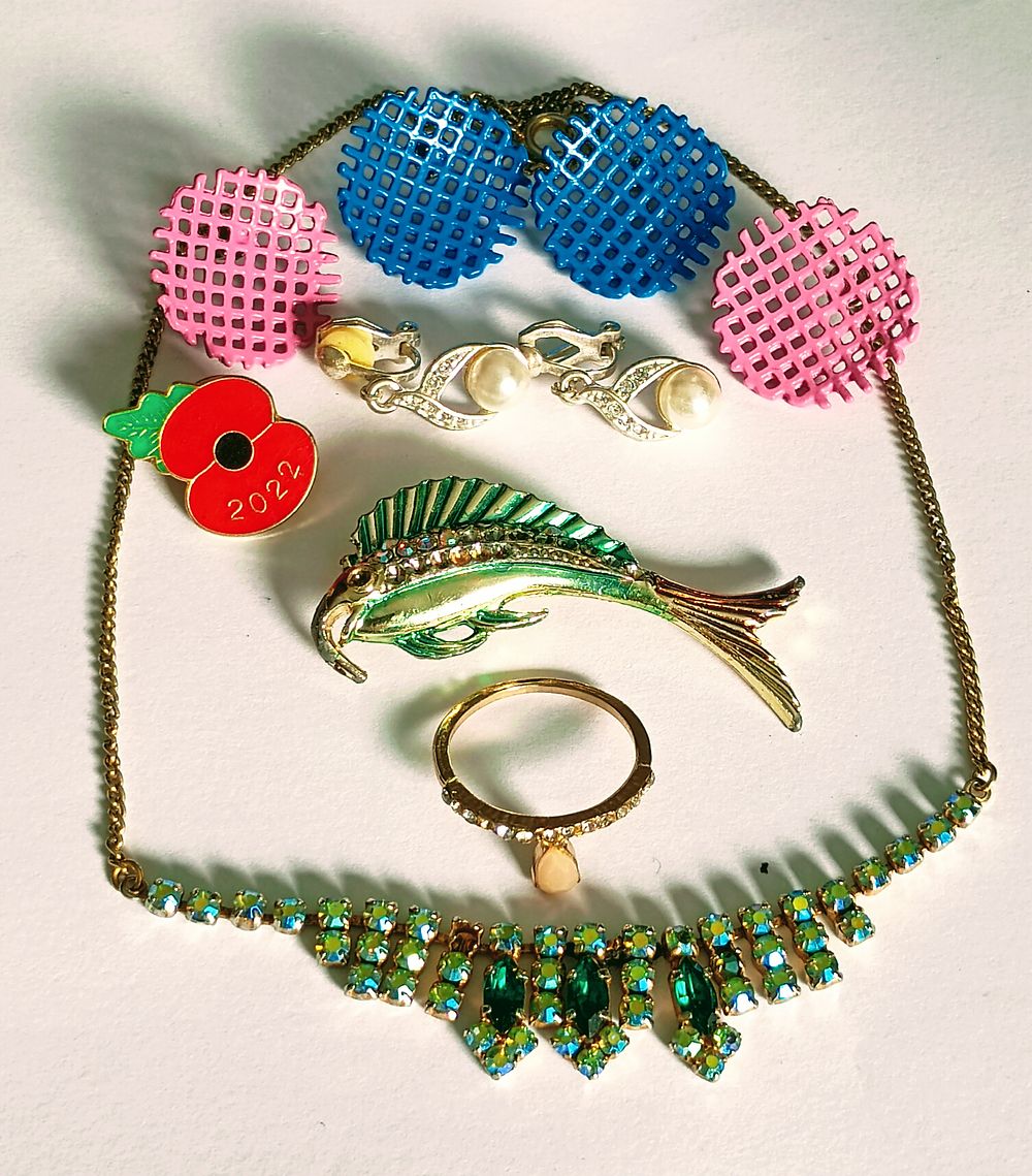 Lot 221: Mixed jewellery Lot