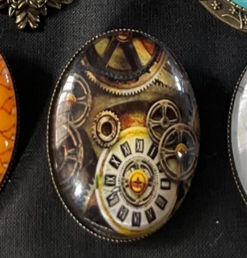 Lot 228: Cameo brooch