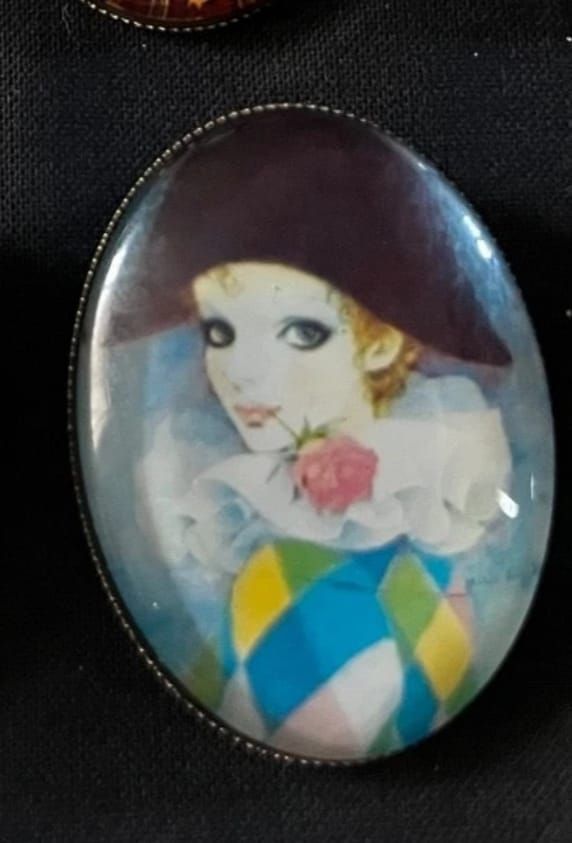 Lot 230: Cameo brooch