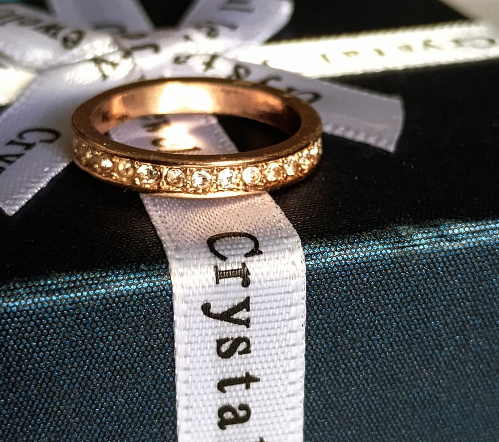 Lot 239: Diamante Band Ring