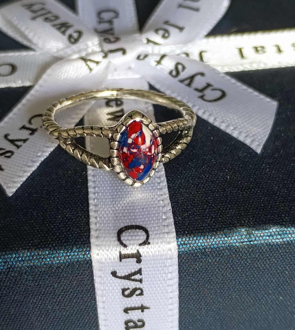 Lot 243: Ladies Decorative stone ring