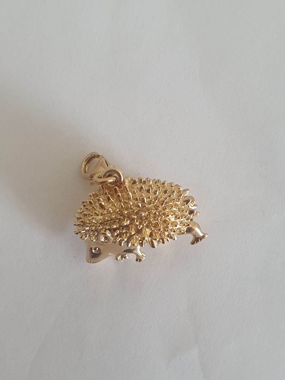 Lot 2z: S925 hedgehog pendant