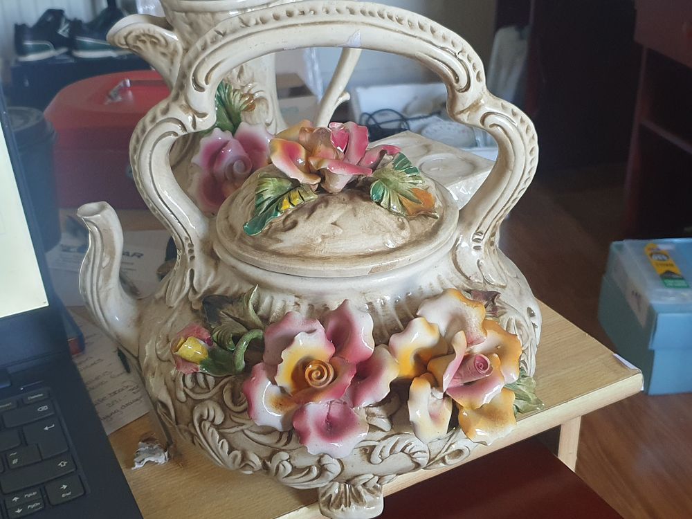 Lot 1e: Large capdrimonte teapot