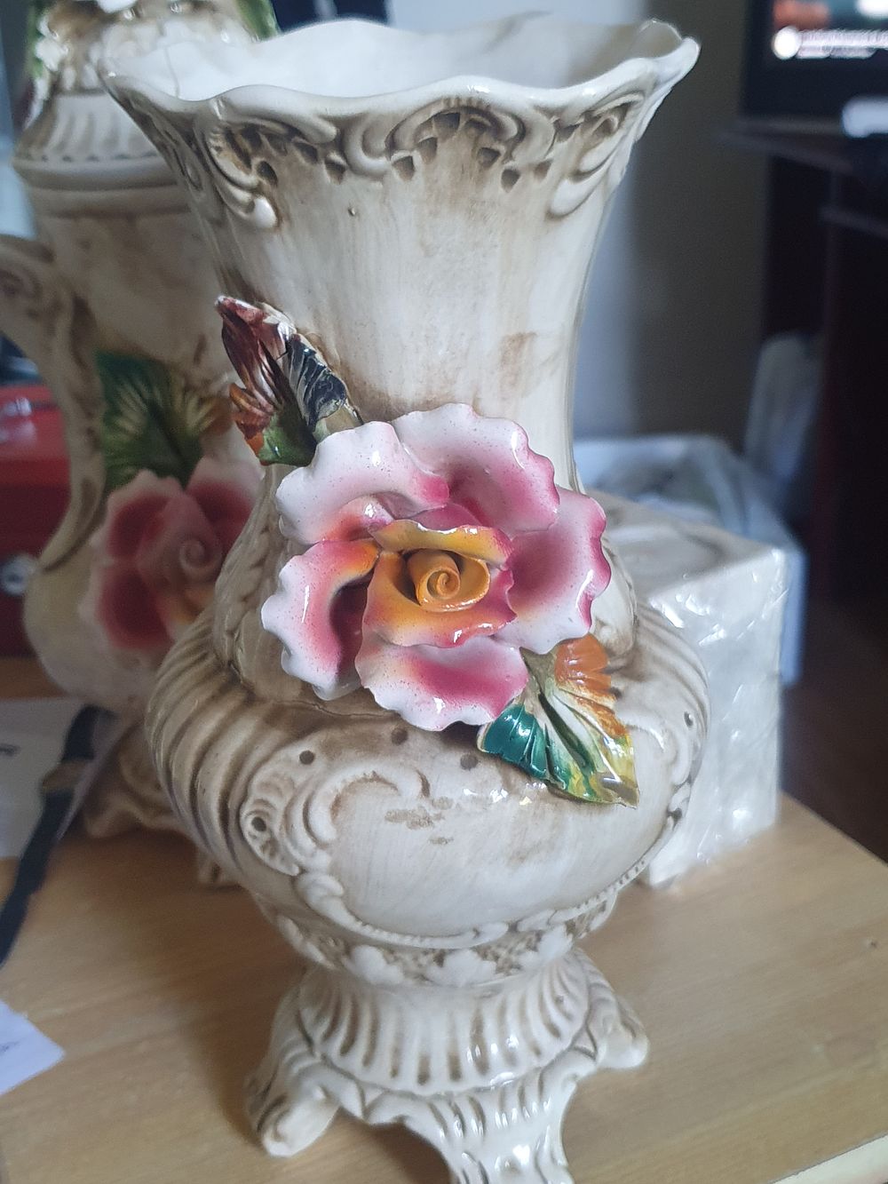 Lot 333: Large capdrimonte vase