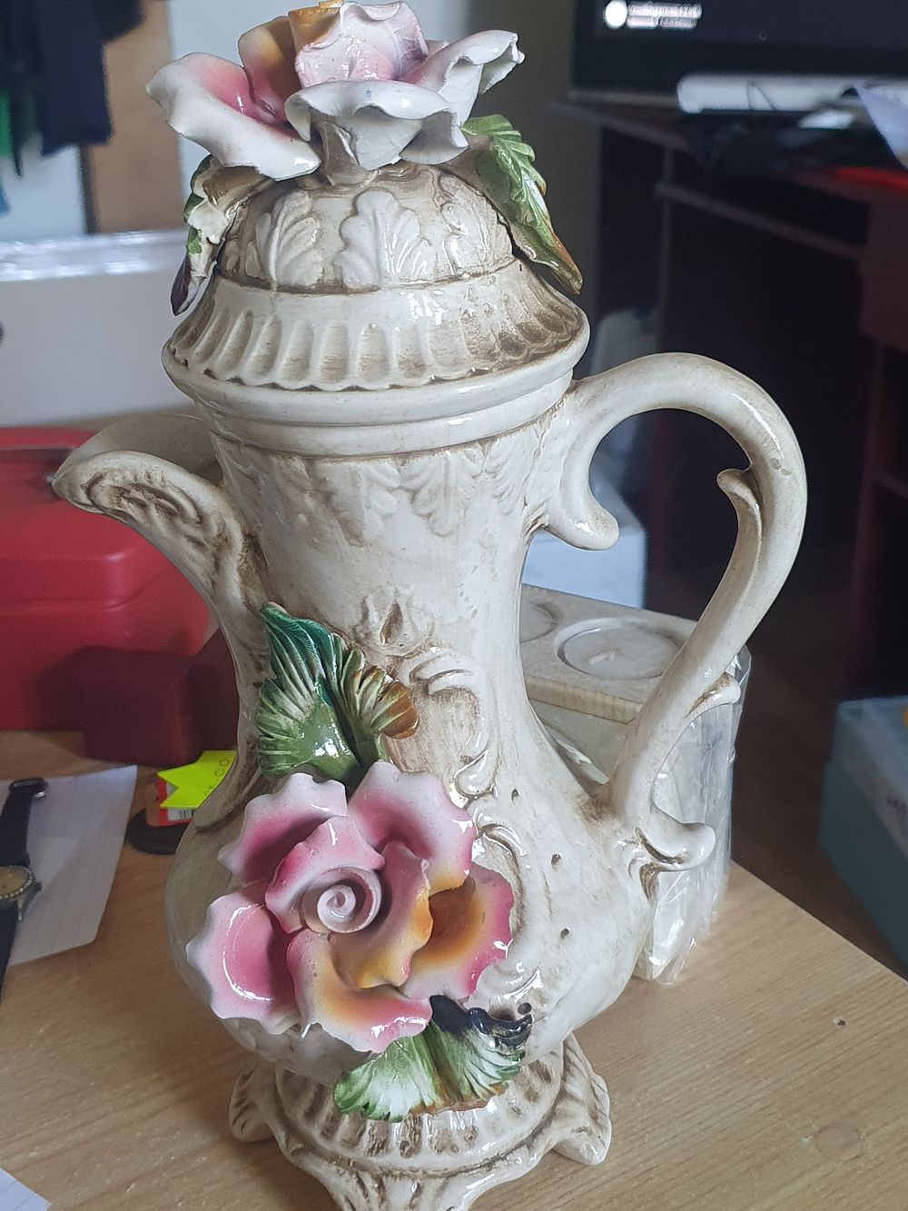 Lot 199a: Large capdrimonte tea pot