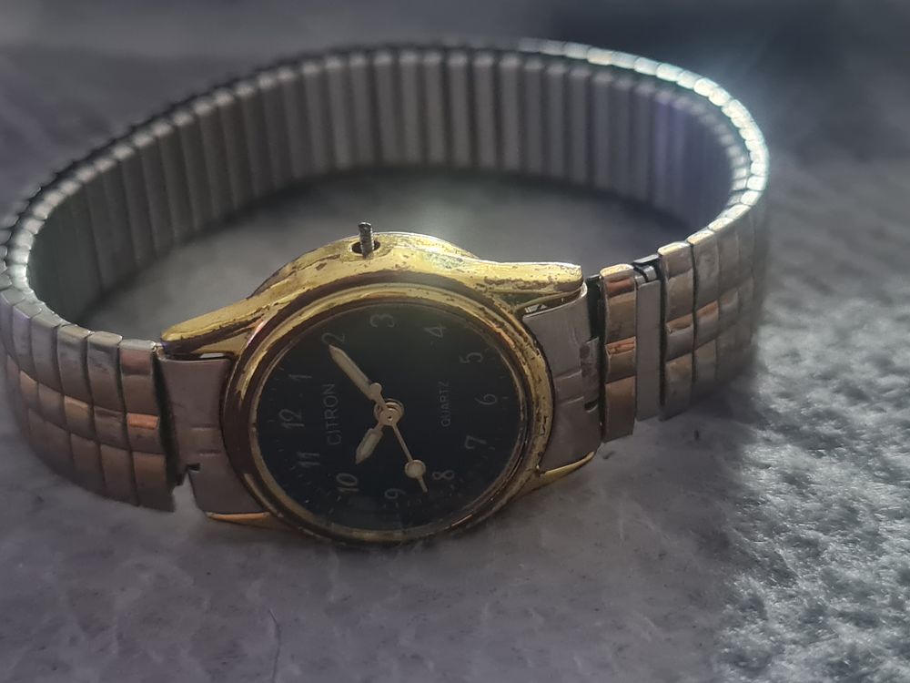 Lot 372: Citron watch