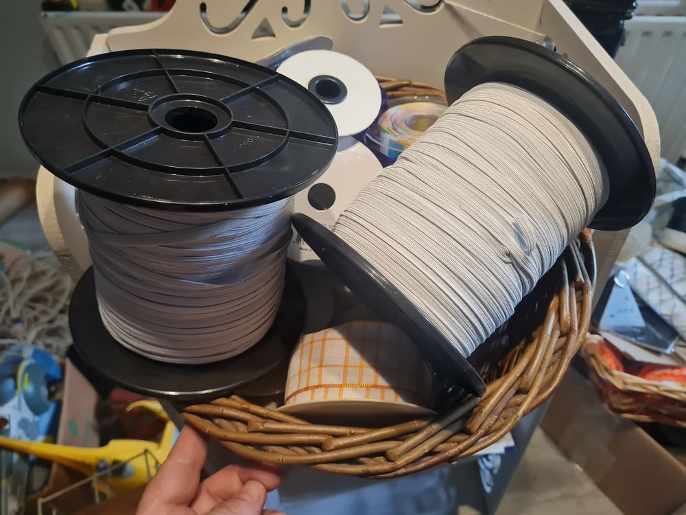 Lot 18r: Basket full of sewimg accs