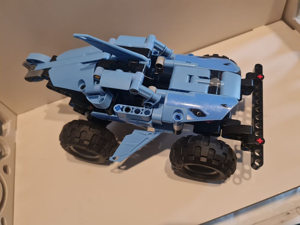 Lot 12o: Large lego shark car