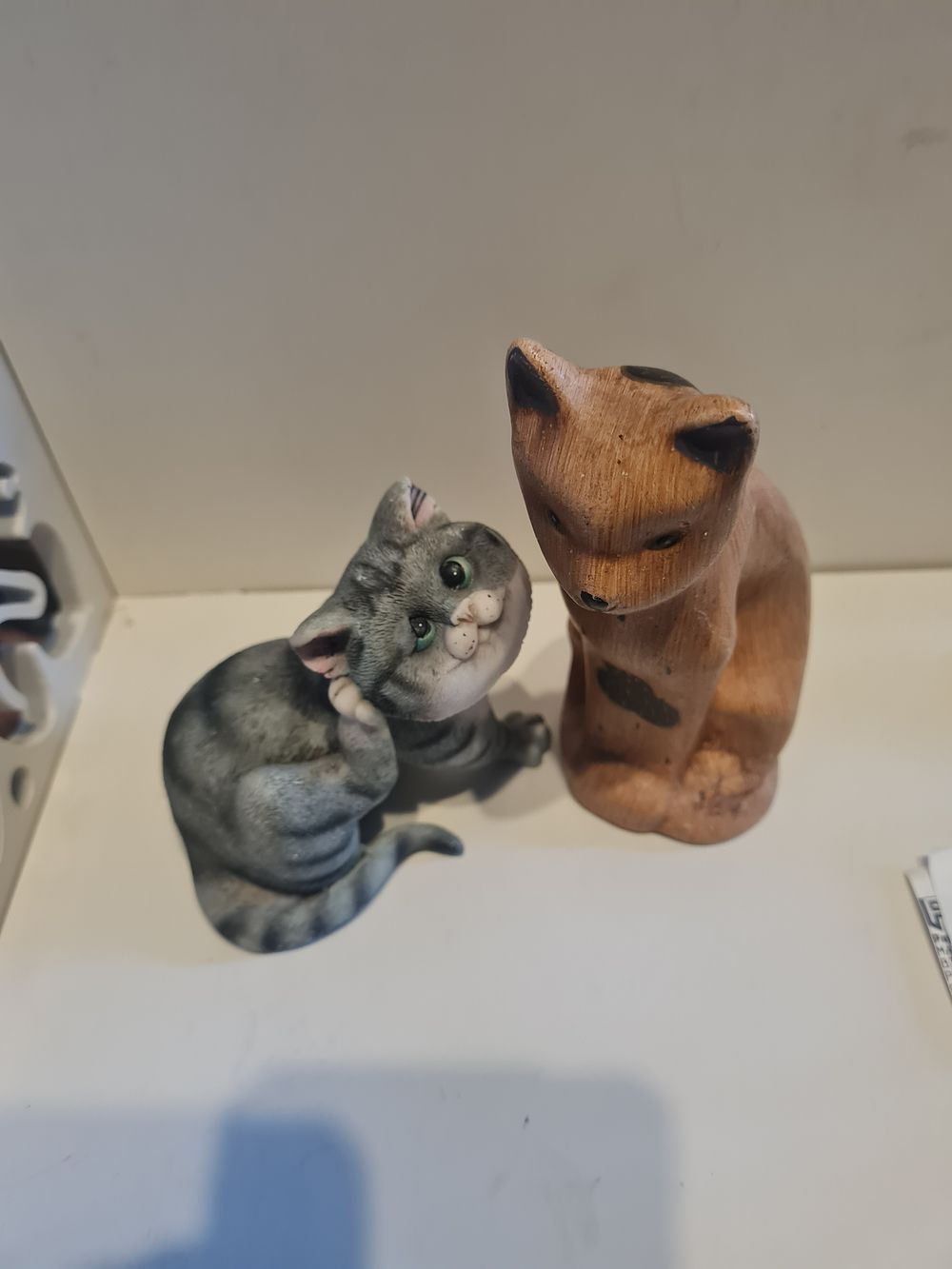 Lot 133e: 2 cat figerines