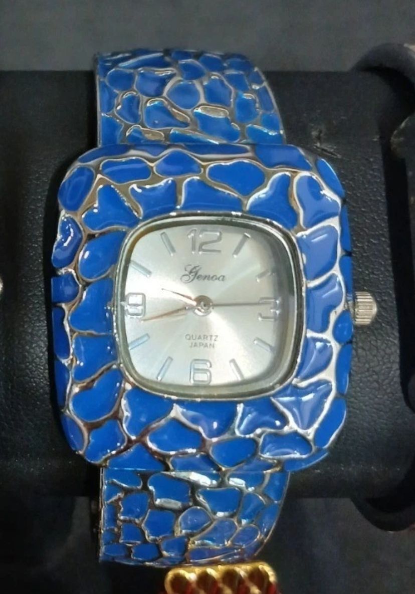 Lot 221: Ladies watch