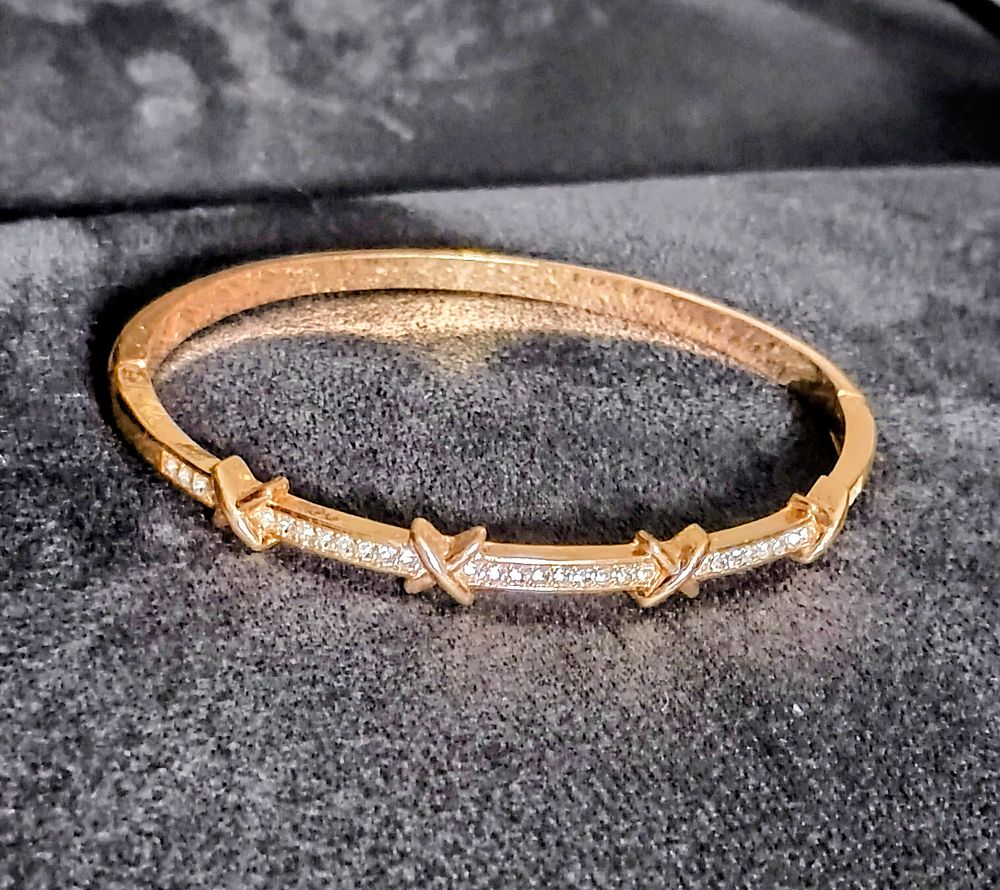 Lot 223: Beautiful solid Diamante Bracelet