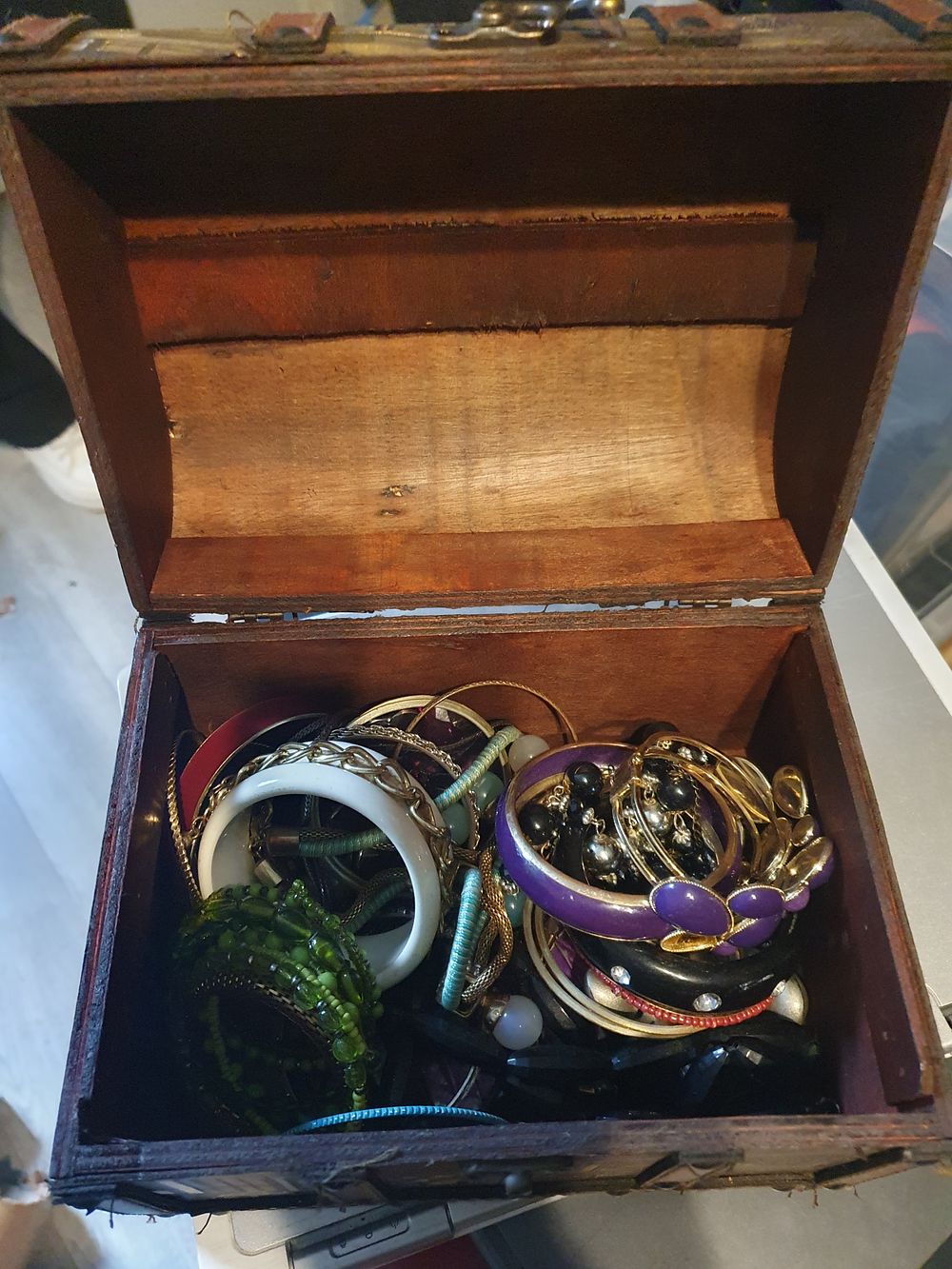 Lot 18i: Storage box with jewellery contents