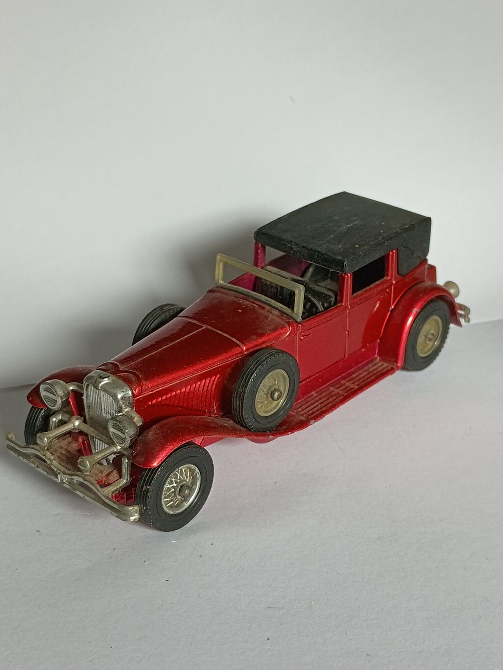 Lot 368: Vintage Models Of Yesteryear Town Car Collectable Model