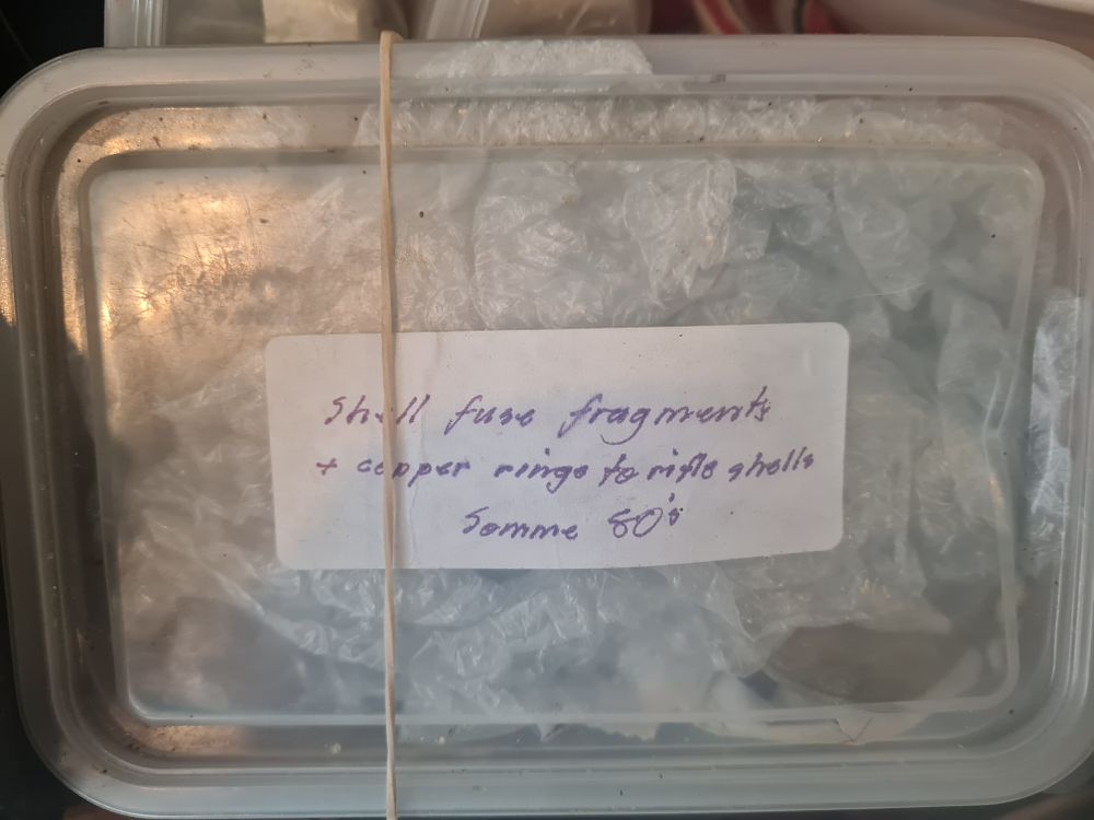 Lot 197: Vintage shell fragments somme