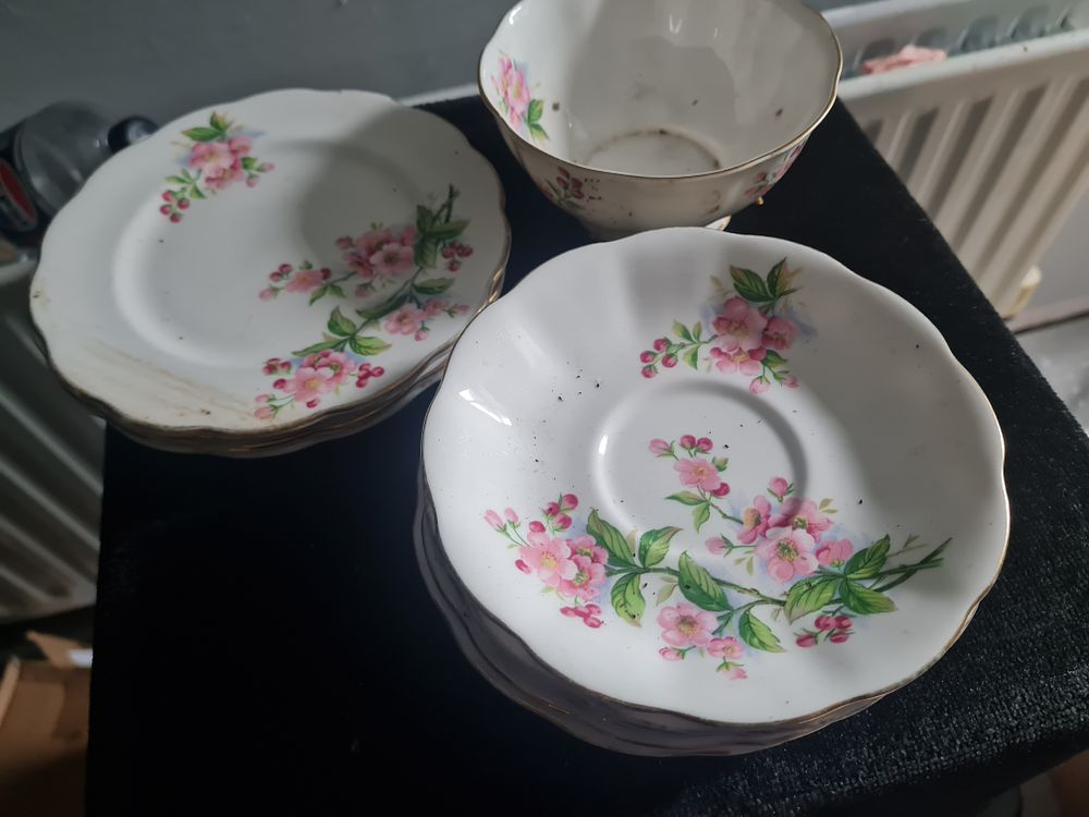 Lot 201: 11 pce mix royal albert lot