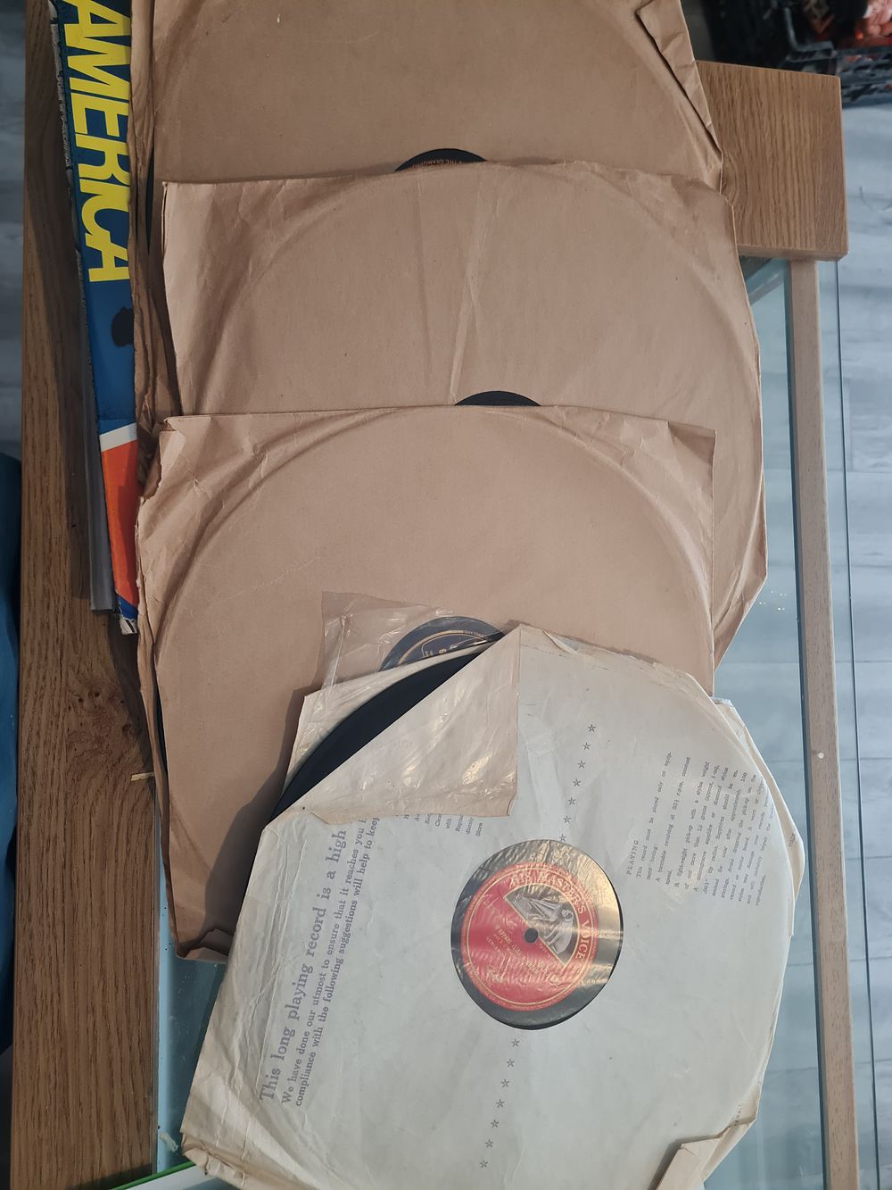 Lot 209: Old gramophone records